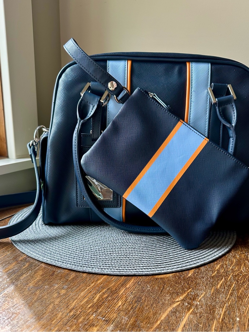 Porter Airlines Unisync Travel Retro Striped Bowling-Style Flight Bag with Pouch - Picture 7 of 15